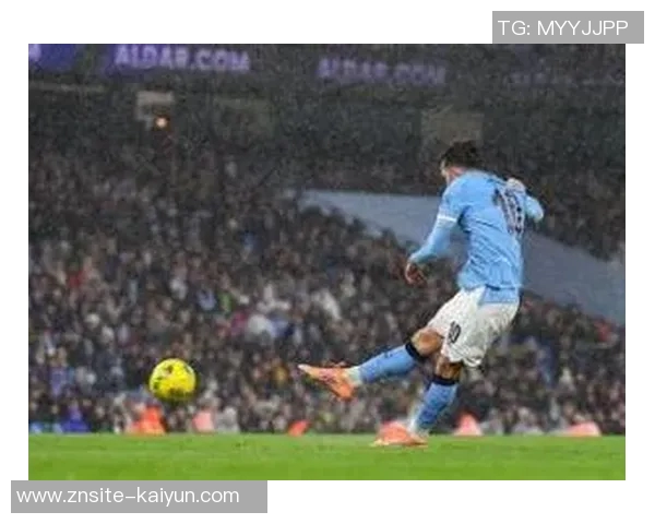 谢尔基与萨维尼奥携手进球庆祝联赛杯晋级半决赛精彩瞬间