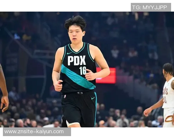 克林根场边指导杨瀚森展现深厚情谊引发媒体热议